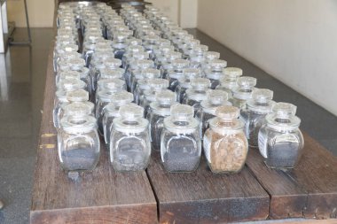 Kolaj kayalar ve mineraller, yarı değerli taşlar cam kavanoz