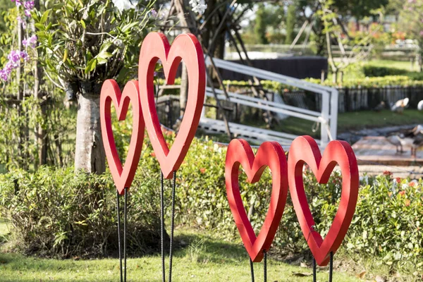 Rotes Herzsymbol Auf Der Grünen Grasdekoration Gartenpark — Stockfoto