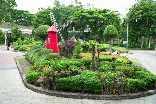 Schöne Parkanlage Mit Pflanzen Und Gartenlandschaftsgestaltung — Stockfoto