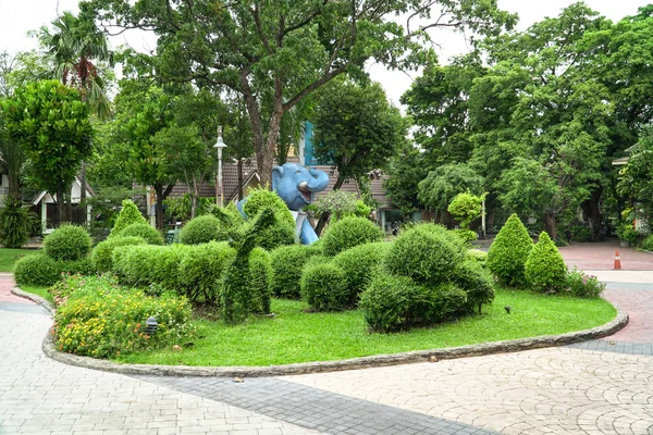 Schöne Parkanlage Mit Pflanzen Und Gartenlandschaftsgestaltung — Stockfoto