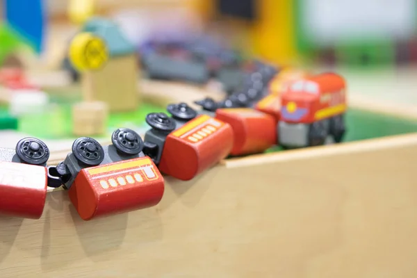 列車脱線 木製おもちゃモデルプレイセット就学前の屋内遊び場のための教育玩具 — ストック写真