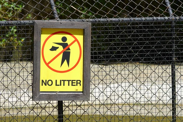 no littering sign in Crocodile Farm in Thailand