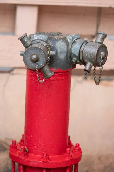 Vöröstűzcsapok Vízvezetéket Egy Lánccal Utcán — Stock Fotó