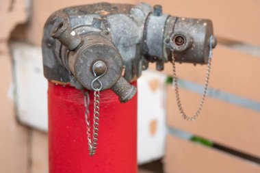 Sokakta zincirli kırmızı yangın musluk su borusu