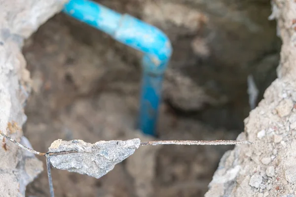 Yeraltından Mavi Borudan Sızıntısı — Stok fotoğraf
