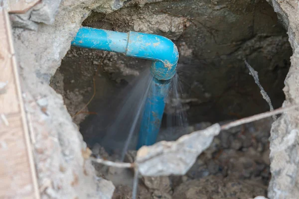 Yeraltından Mavi Borudan Sızıntısı — Stok fotoğraf