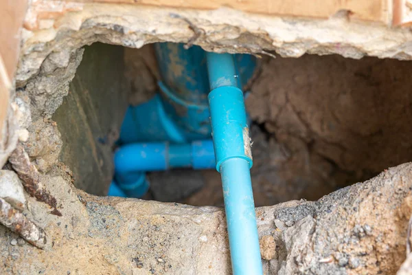 Undichtes Wasser Aus Blauem Rohr Untergrund — Stockfoto