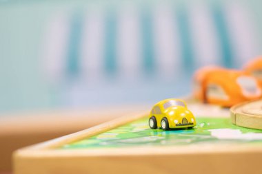 Sarı araba modeli-Trafik yol iç çekme oyuncak, Oyun seti okul öncesi kapalı oyun alanı için eğitici oyuncaklar (seçici odak)