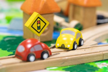 stop road sign - ahşap Oyuncak Seti Sokak İşaretleri, çocuklar için arabalar oyun seti okul öncesi kapalı oyun alanı için eğitici oyuncaklar (seçici odak)