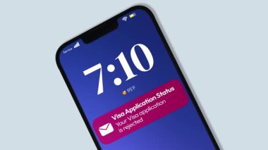Smartphone ekranında kırmızı renkte reddedilmiş bir vize başvurusu bildirimi görüntüleniyor, 4k görüntü kapanıyor