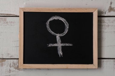 Tahtaya çizilen Venüs sembolü. Kadın sembolü. Kadın hakları kavramı. Feminizm