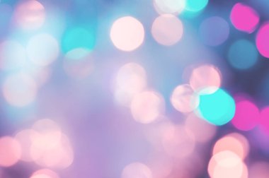 Arka plan pastel tonda. Bulanık ışıklar. Bokeh etkisi. Sarı, pembe, mor ve mavi renkler