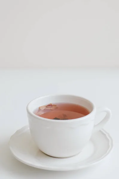 Csésze Piros Gyógytea Fehér Asztal Függőleges Fénykép Hibiszkusz Tea Ízű — Stock Fotó