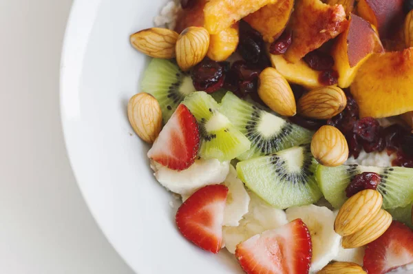 Édes Egészséges Reggeli Étkezés Zab Eper Kivi Banán Őszibarack Szárított — Stock Fotó