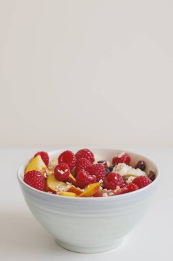 Ahududu, nektarin, muz, kurutulmuş kızılcık, Erik ve yulaf ile top. Yulaf ezmesi meyve ve çilek. Sağlıklı kahvaltı karbonhidrat açısından zengin 