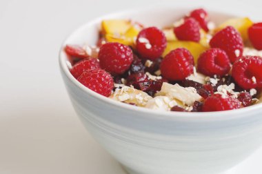 Meyve kurutulmuş salatası ahududu, nektarin, muz, Erik, kızılcık ve yulaf. Meyve ve çilek ile yulaf lapası. Sağlıklı beslenme kavramı