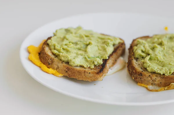 Două Toasturi Pâine Quinoa Integrală Avocado Spart Ouă Pui Farfurie — Fotografie, imagine de stoc