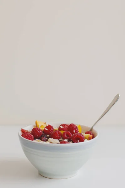 Frühstücksschale Mit Himbeere Nektarine Banane Pflaume Getrockneten Preiselbeeren Und Hafer — Stockfoto