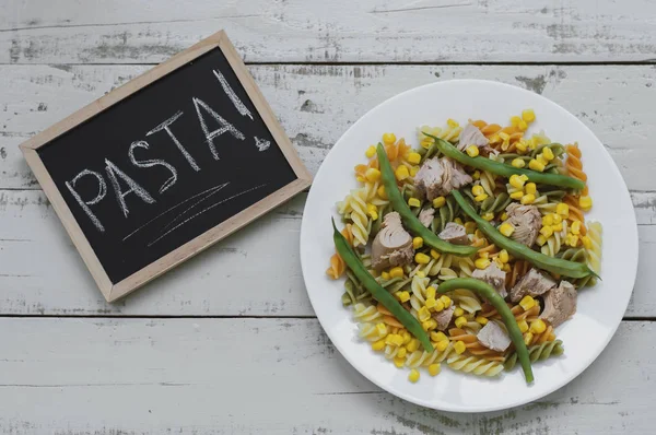 Pasta Fusilli Con Atún Judías Verdes Maíz Dulce Servida Sobre — Foto de Stock