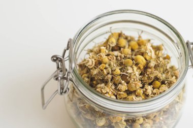 Papatya çiçeği bir cam kavanoz içinde kurumuş. Sağlıklı içecek