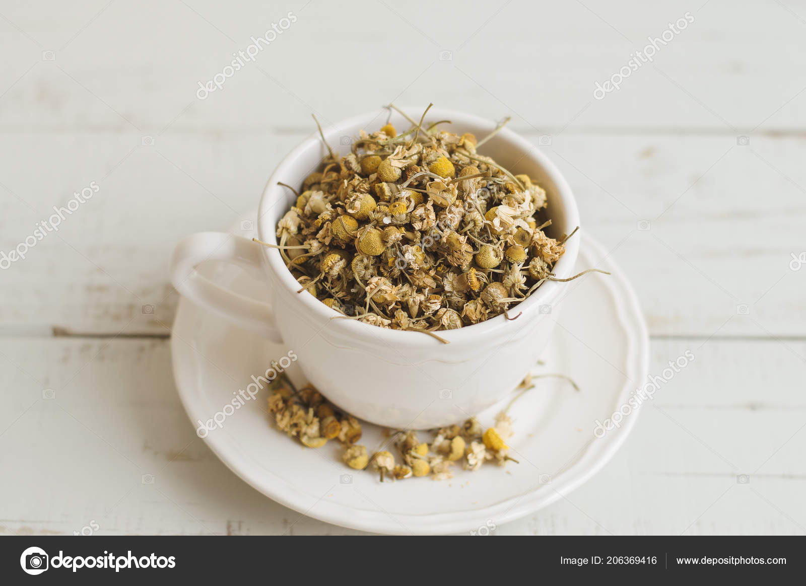 Fleurs Camomille Séchées Dans Une Tasse Thé Blanc Sur Table
