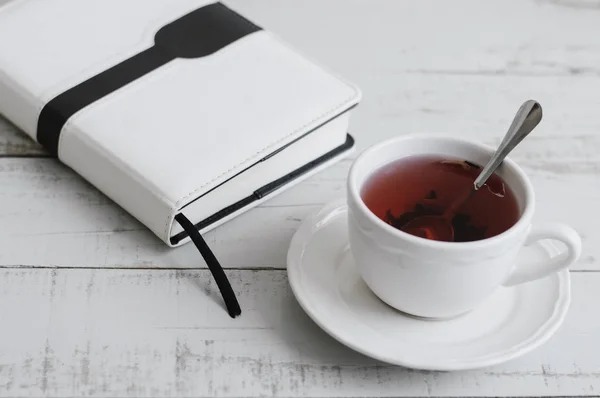 Chá Hibisco Vermelho Livro Caderno Diário Planejador Negócios Mesa Madeira — Fotografia de Stock