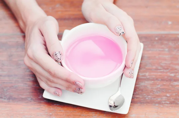 Vrouwelijke Handen Met Mooie Nagels Met Een Witte Kop Met — Stockfoto