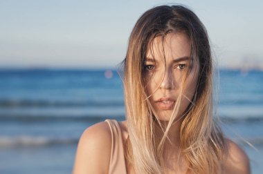 Güzel kadın manken sarışın ıslak saç konumu okyanus ya da deniz kıyıya yakın olan portresi. Şehvetli bak