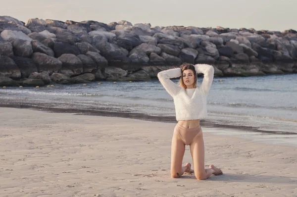 Fiatal Pihentető Során Naplemente Strandon Európai Fehér Pulóvert Bézs Bikini — Stock Fotó