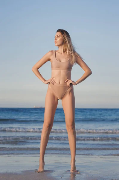 Çekici Kadın Modeli Bej Mayo Ayakta Plajda Giymiş Plaj Gövde — Stok fotoğraf