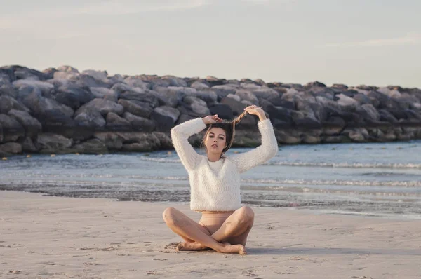 Genç Avrupa Kadın Modeli Beyaz Kazak Plajda Otururken Saçları Ile — Stok fotoğraf