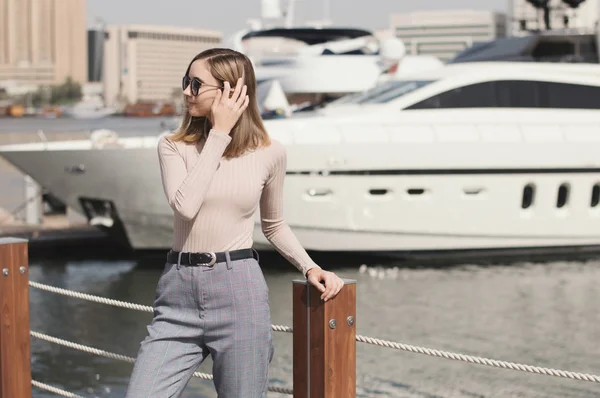 Unga Europeiska Kvinnliga Stående Nära Stora Yacht Kvinna Beige Polotröja — Stockfoto
