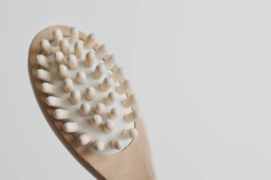 Antisellulite tedavisi için ahşap fırça. Self masaj için güzellik aracı