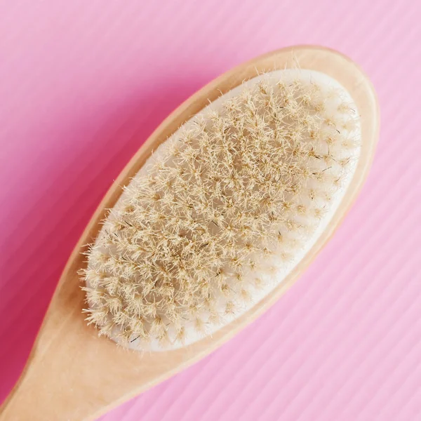 Brosse Bois Avec Soies Naturelles Sur Fond Rose Massage Sec — Photo