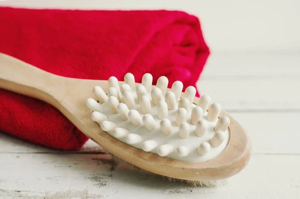 Cepillo Madera Para Masaje Corporal Toalla Baño Roja Sobre Fondo —  Fotos de Stock