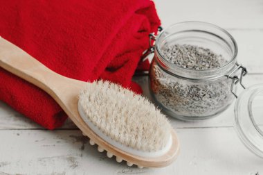 Kuru vücut masajı için doğal kıllı tahta fırça, kırmızı pamuk havlu ve tuzlu ve lavantalı ev yapımı fırça. Selülit tedavisi. Vücut bakımı