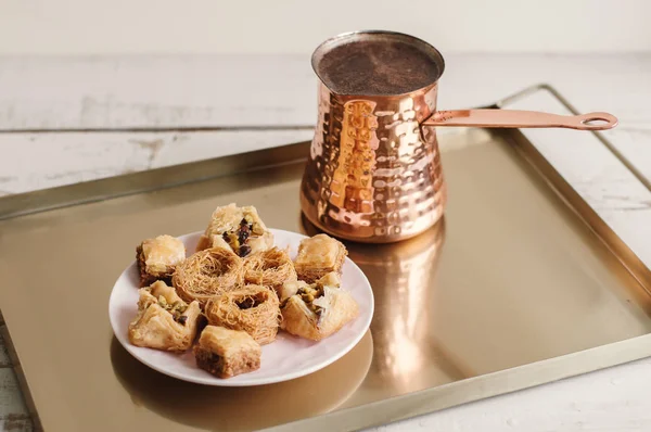 Piatto Con Baklava Assortiti Caffè Turco Cezve Servito Vassoio Metallico — Foto Stock