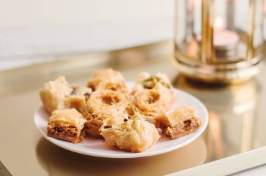 Geleneksel Arap baklawa tatlı küçük bir fener ile metal bir tepsi üzerinde servis