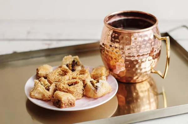 Blandade Baklava Liten Tallrik Och Coffe Stor Mässing Mugg Serveras — Stockfoto