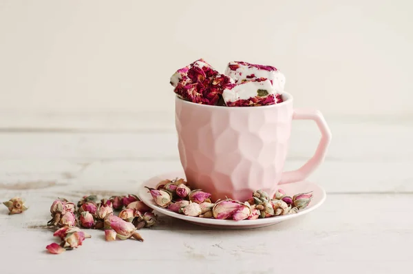 Csokit Rózsaszirom Egy Rózsaszín Csésze Rózsa Bimbó Fából Készült Asztal — Stock Fotó