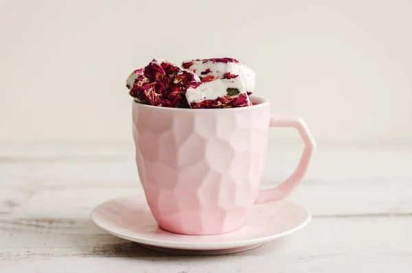Nougat Mit Rosenblättern Einer Rosa Kaffeetasse Türkisches Vergnügen Libanesische Süßigkeiten — Stockfoto