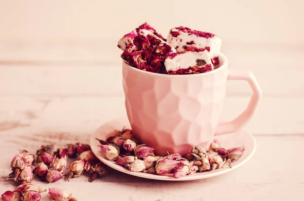 Török Örömére Egy Kis Kávéscsésze Szárított Rózsa Bimbó Csokit Virágszirmokkal — Stock Fotó