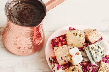 Bir pirinç cezve ve çeşitli Lübnan tatlılar ile bir tabak Türk kahvesi. Türk lokumu