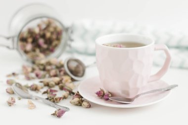 Gül çayı ile pembe fincan. Bitkisel içecek