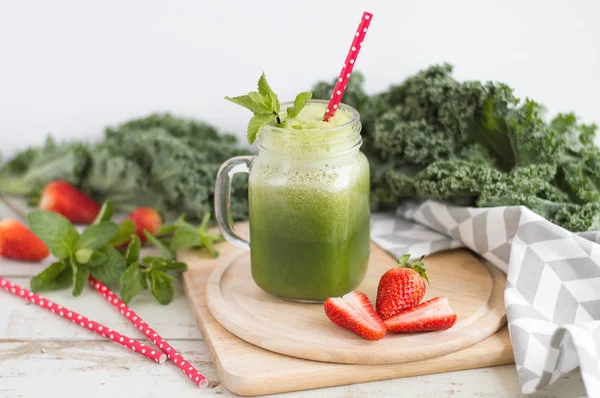 绿冰沙与甘蓝和草莓与红纸稻草服务 健康排毒饮料 — 图库照片