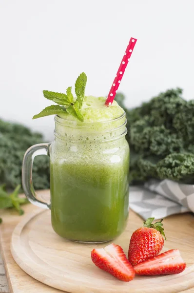 绿色甘蓝冰沙与薄荷和草莓一起食用 健康饮料 排毒理念 — 图库照片