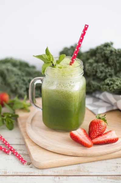 Green Smoothie Kale Mint Strawberry Served Glass Jar Red Paper — Stock Photo, Image