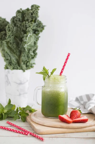 绿色甘蓝冰沙与薄荷和草莓 富含维生素和抗氧化剂的健康饮料 — 图库照片