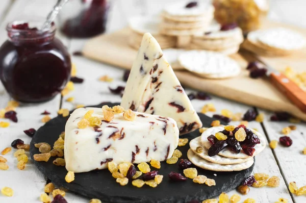 Queso Arándano Tradicional Con Galletas Saladas Servido Con Mermelada Arándano — Foto de Stock