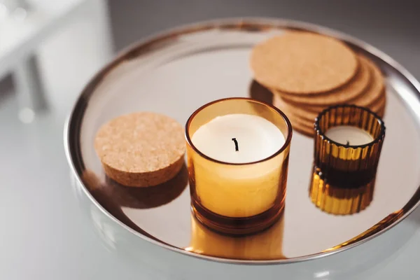 Yuvarlak metal tepside Aroma mumları. Basit bir ev dekoru. Aromaterapi kavramı
